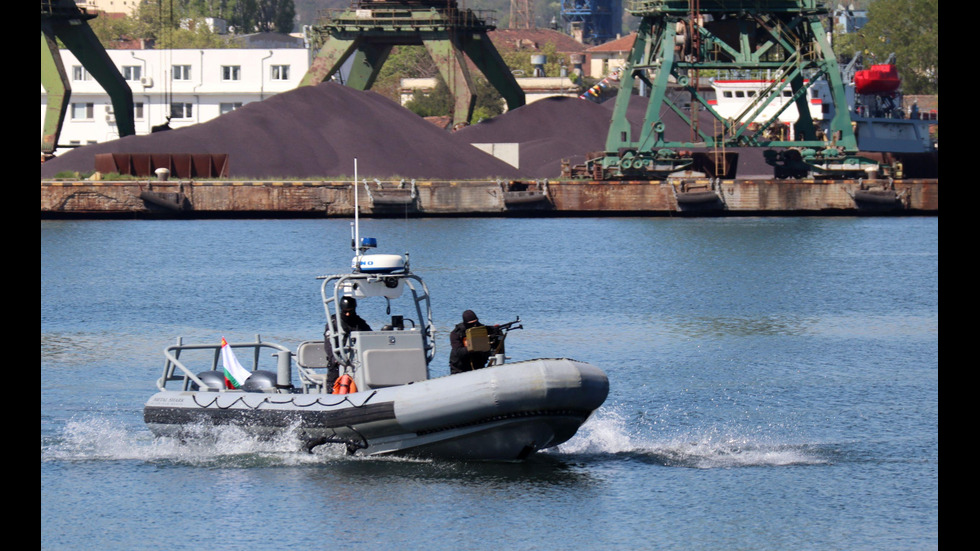 ВМС направиха зрелищна демострация за Гергьовден във Варна