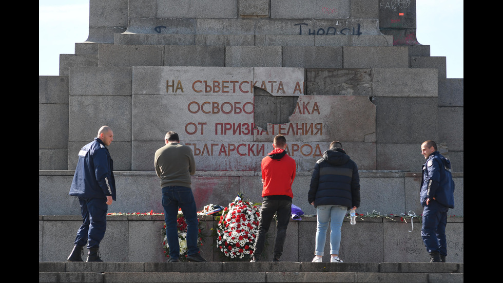 Разбиха плочата на Паметника на Съветската армия в София