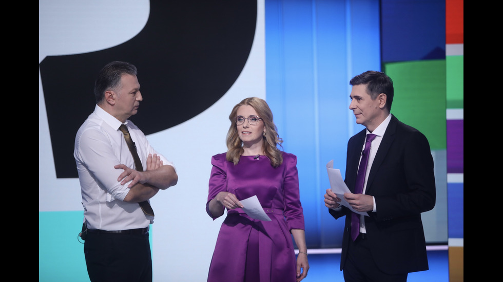 ЗАД КАДЪР: Изборният ден по NOVA В СНИМКИ