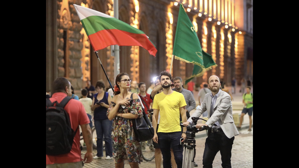 Протестиращи пред НС в подкрепа на майки от "Системата ни убива"