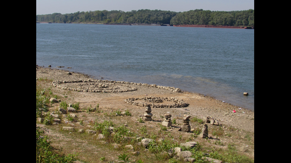 Каменна арт инсталация на брега на Дунав