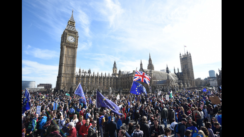 Близо 80 000 души протестират в Лондон срещу Brexit