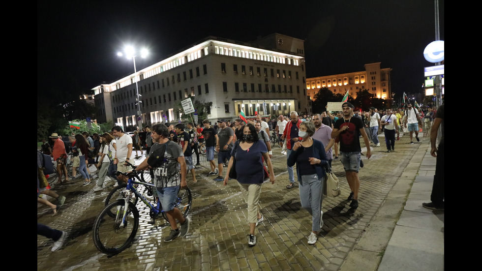 Протестиращи пред НС в подкрепа на майки от "Системата ни убива"