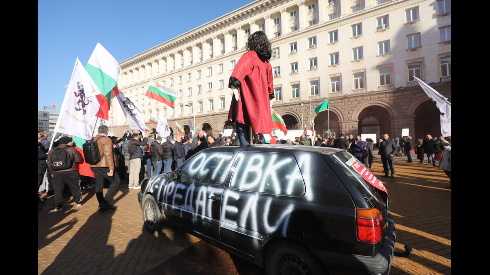 Заради референдума: "Възраждане" на протест пред Конституционния съд