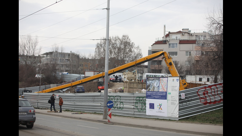 Строителен кран падна при изкоп на метрото