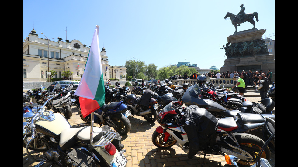 Транспортният министър отиде с мотопед на протеста на мотористите