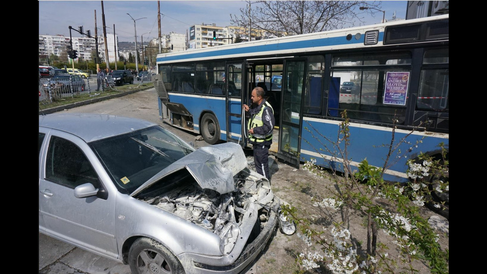 10 души, сред които и деца, са ранени в катастрофа с автобус във Варна