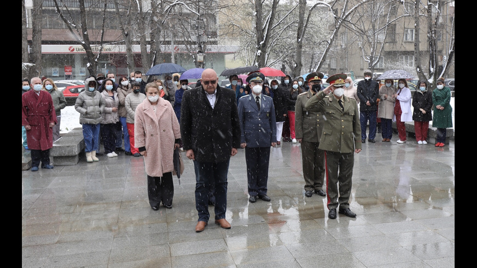 С ВОЙ НА СИРЕНИ: Почетоха паметта на починалите от COVID-19 медици