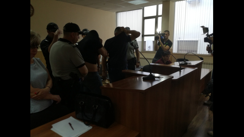 Гледат мярката на двамата полицаи, задържани при акция в Пловдив