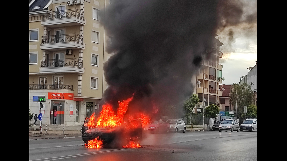 Кола изгоря насред столичен булевард