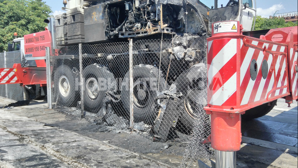 Изгориха крана, който демонтира паметника до НДК