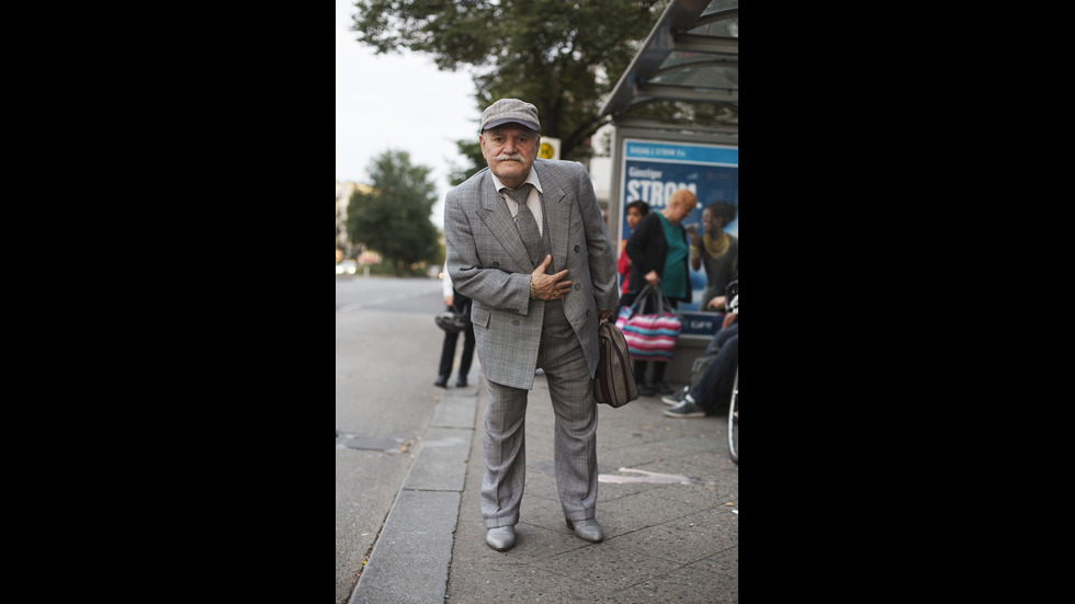 86-годишен шивач сам реклама бизнеса си