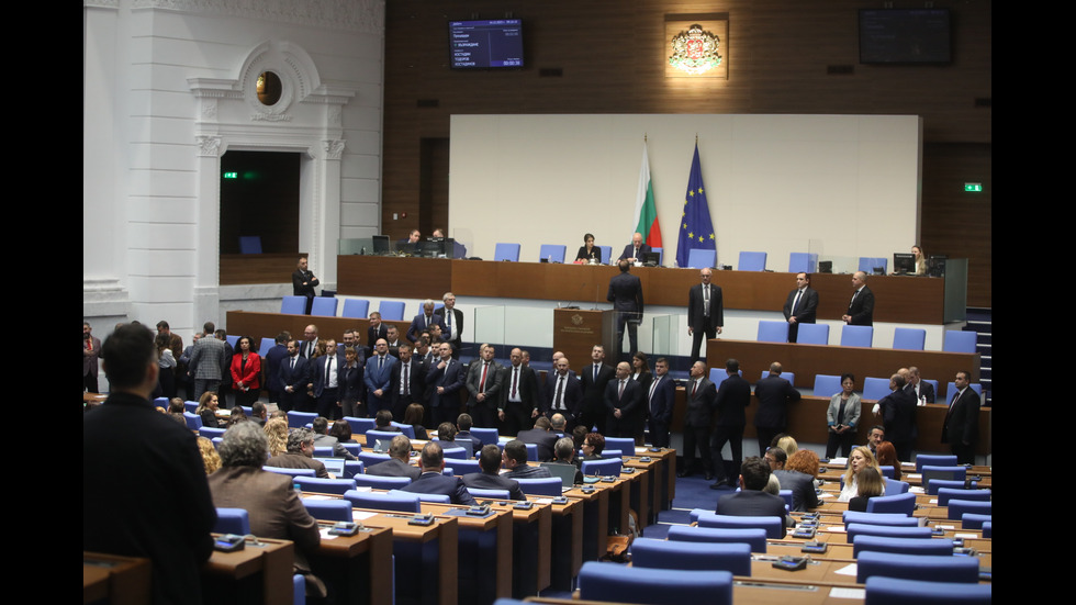 Напрежение в парламента, депутати окупираха трубината