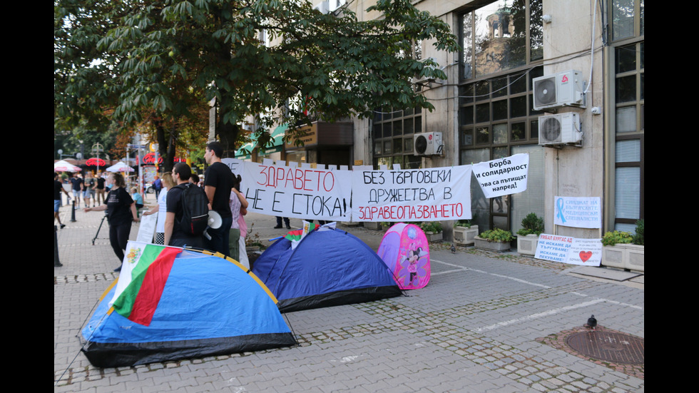 Медицински сестри опънаха палатков лагер пред здравното министерство