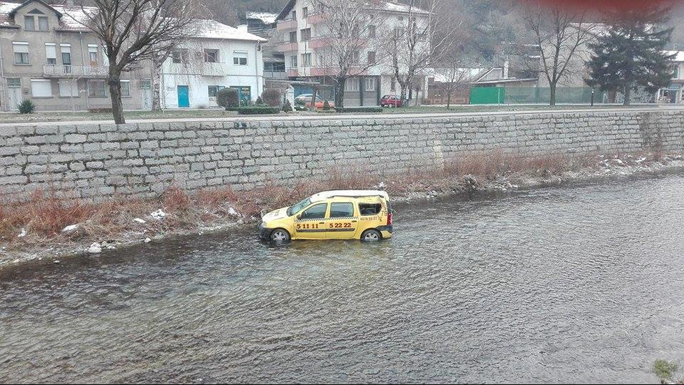 Такси падна в река Джерман