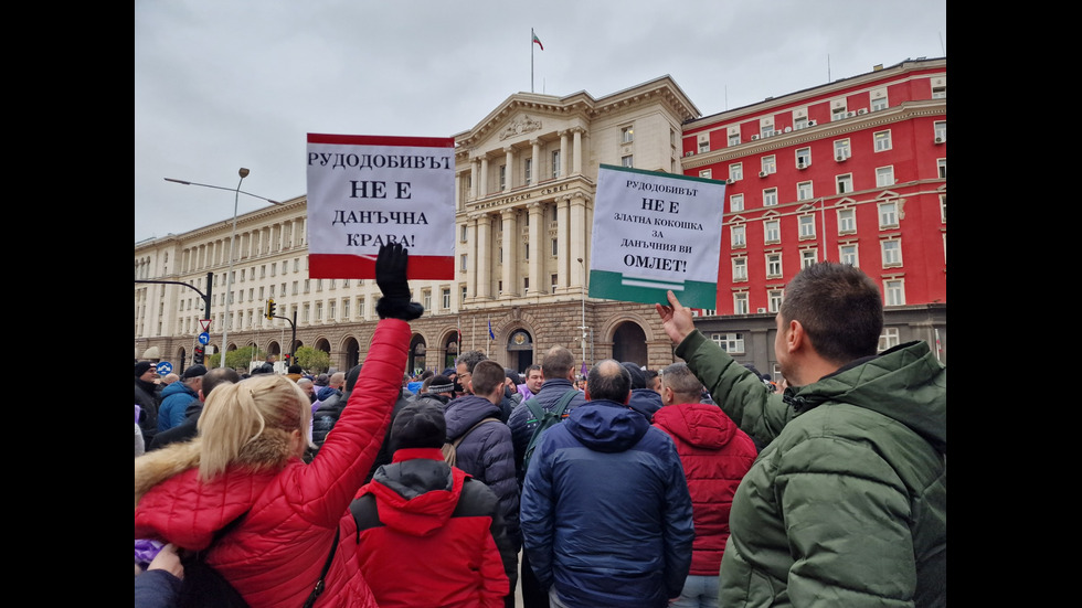 Синдикати от КНСБ и КТ „Подкрепа“ излизат на протест пред МС