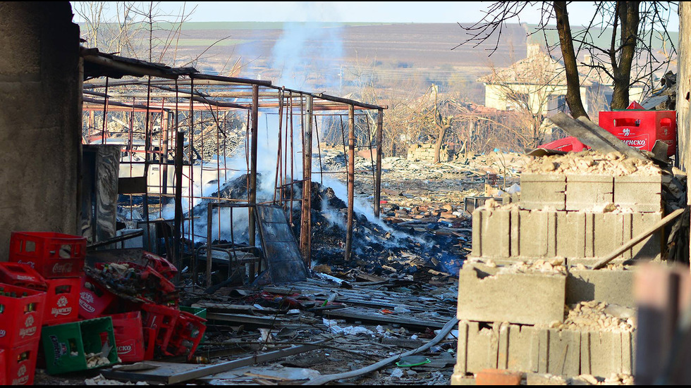 Първи кадри от разрушените домове в Хитрино