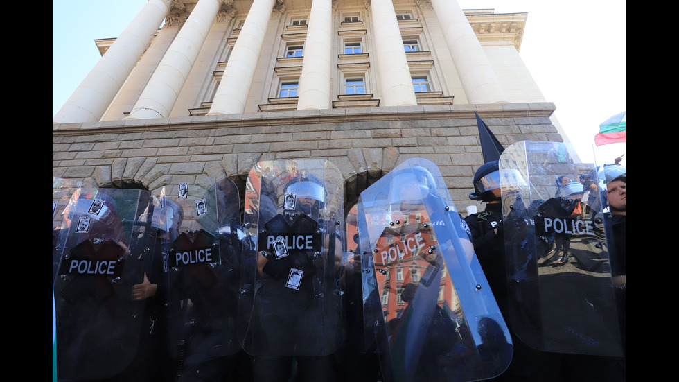 Протест пред парламента