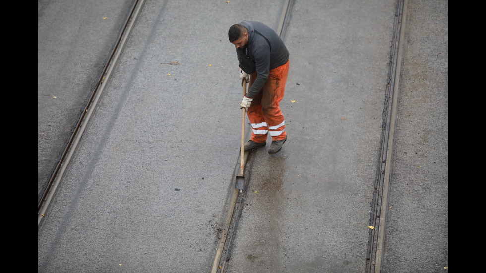 Наводнено кръстовище спря движението на няколко трамвайни линии в София