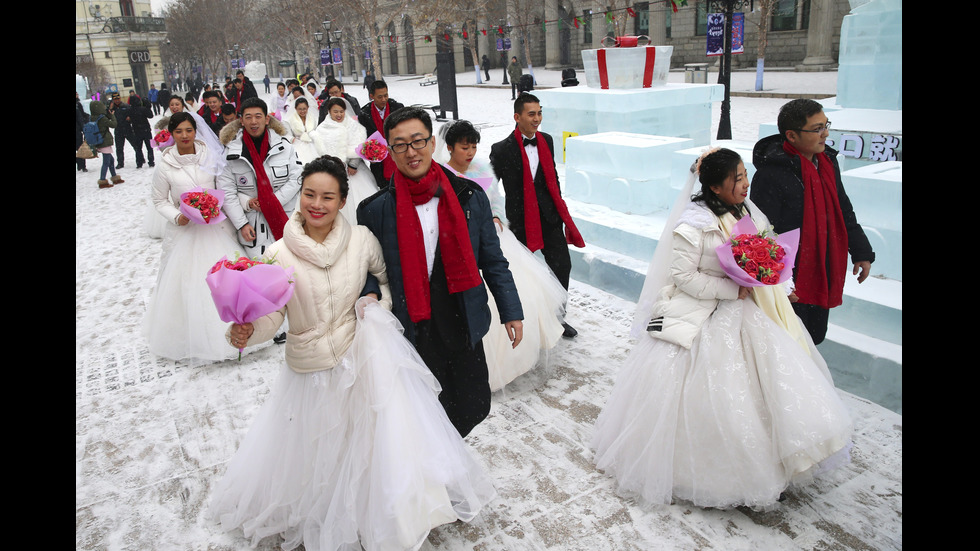 Десетки двойки се венчаха на "ледена" церемония в Китай