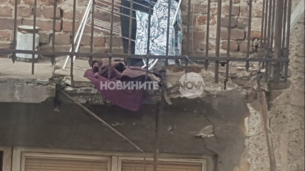 Срути се терасата на къща в центъра на София