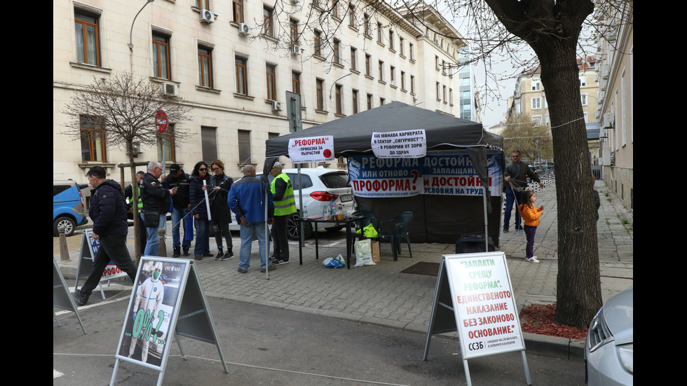 Протест в центъра на София: Полицаи и надзиратели разпънаха палатков лагер