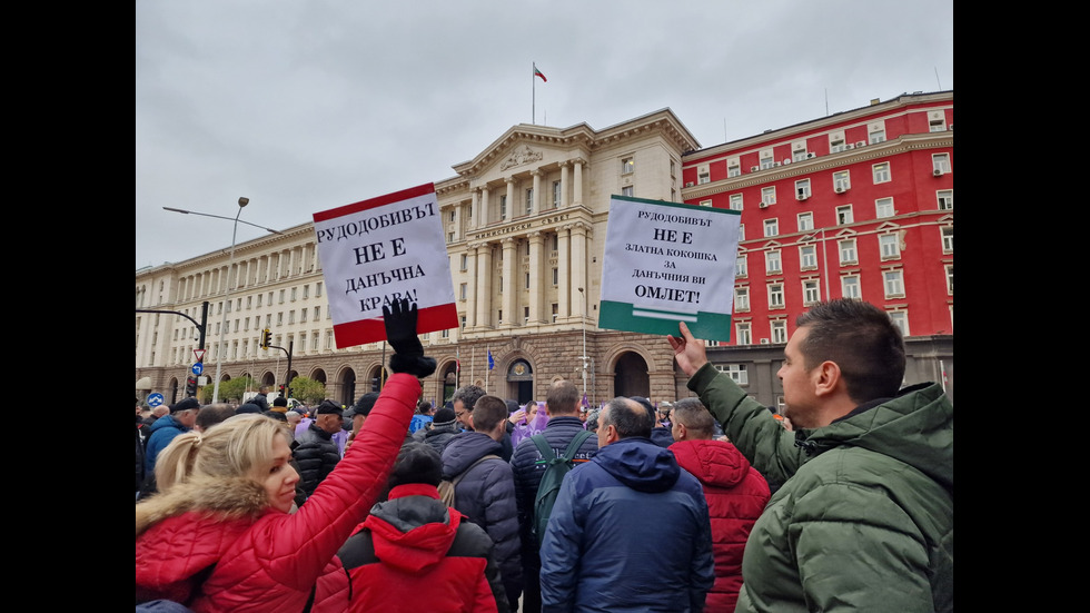 Синдикати от КНСБ и КТ „Подкрепа“ излизат на протест пред МС