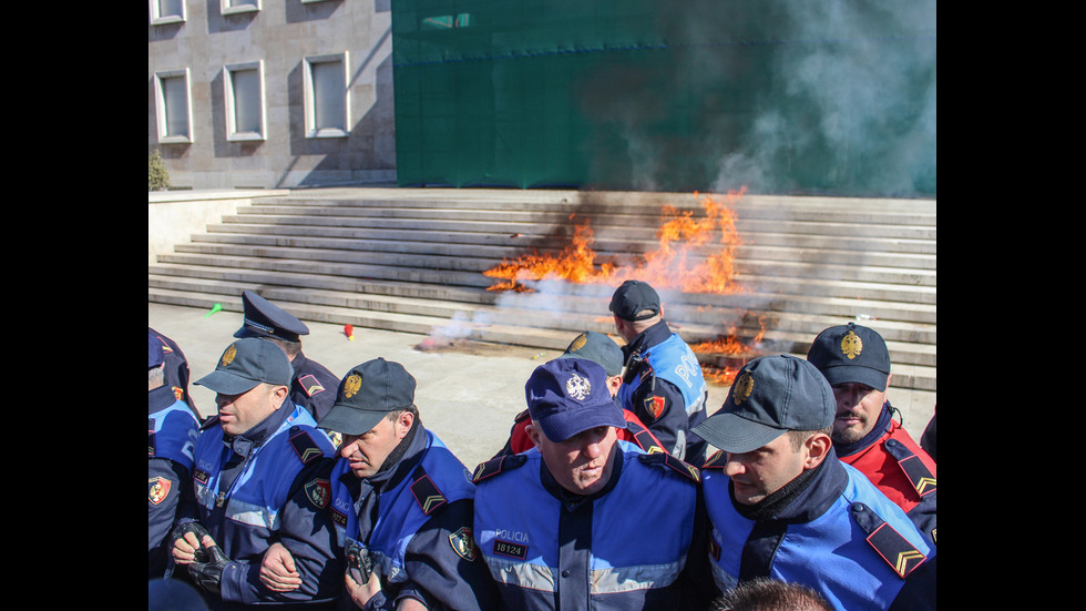 Ранени полицаи и цивилни при антиправителствен протест в Албания