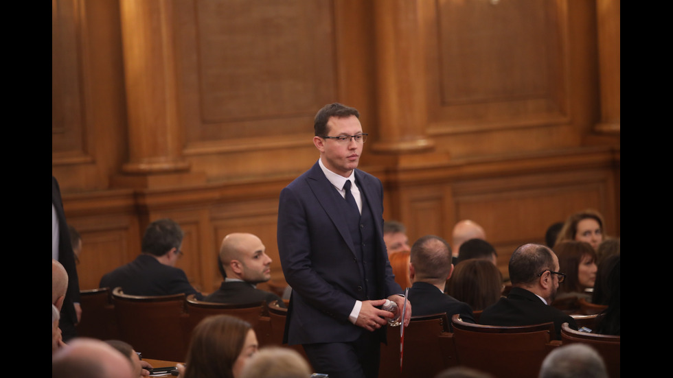 Парламентът решава дали да подкрепи проектокабинета "Габровски"