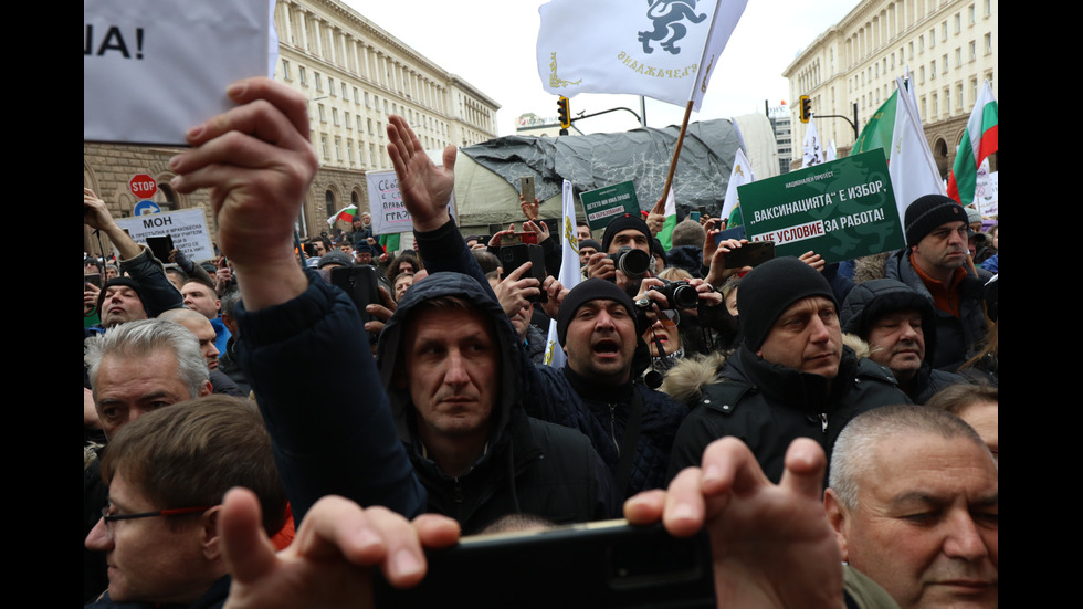 Протест срещу антиCOVID мерките в центъра на София, премиерът отиде при демонстрантите