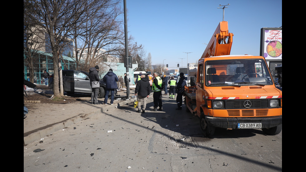 Кола се вряза в автобусна спирка в София, има ранени