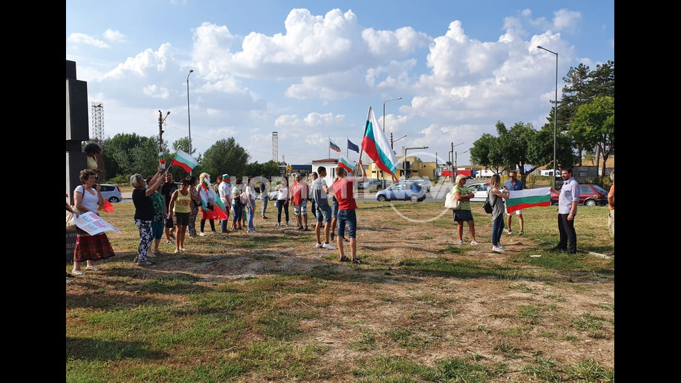 Протестиращи блокираха движението към ГКПП "Дунав мост" за повече от час