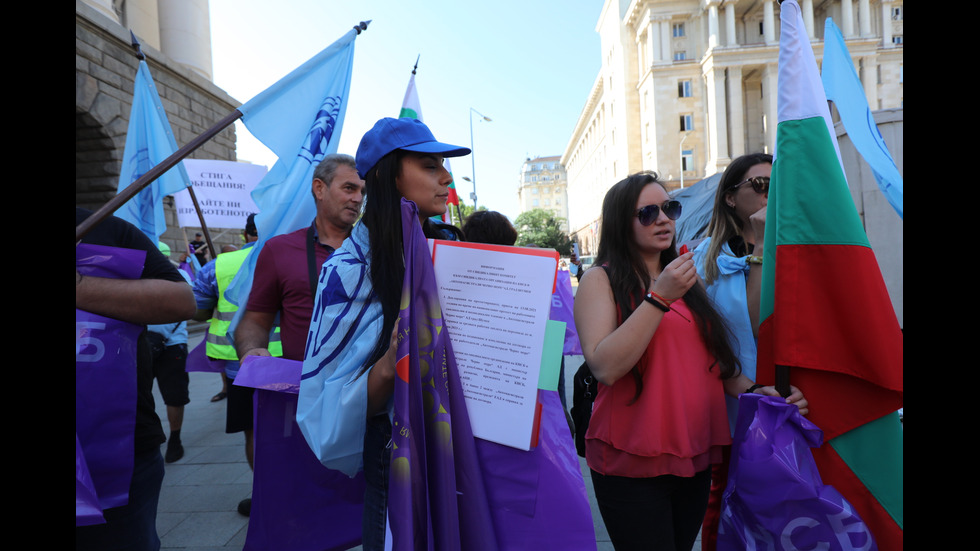 Протест на „Автомагистрали-Черно море“ блокира булеварда пред МС