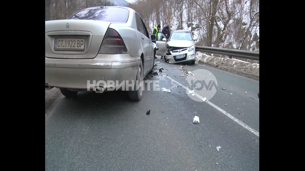 Челен сблъсък между две коли, Е-79 блокиран за часове