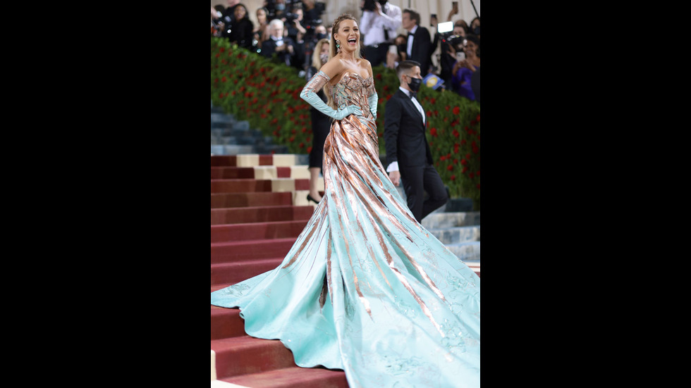 ИЗНЕНАДИ НА ЧЕРВЕНИЯ КИЛИМ: Звездите, трансформирали тоалетите си пред публиката