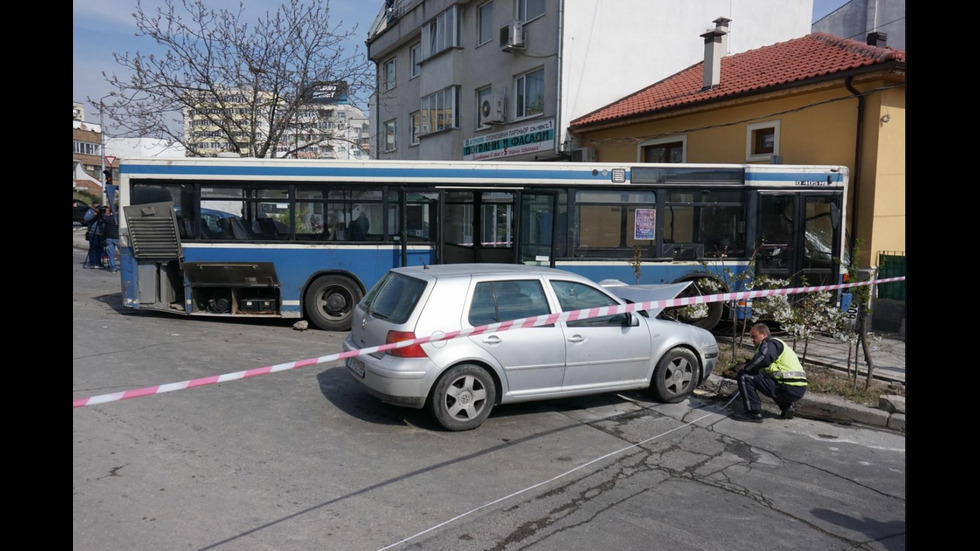 10 души, сред които и деца, са ранени в катастрофа с автобус във Варна