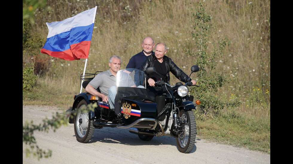 Путин разбуни Украйна, пристигайки на мотоциклет в Севастопол