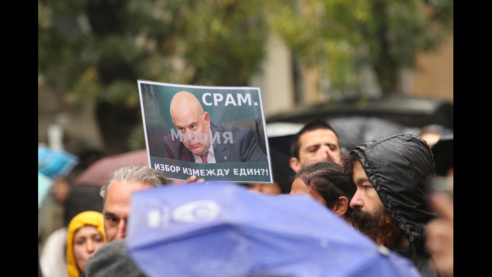 Протести „за” и „против” Гешев под прозорците на ВСС