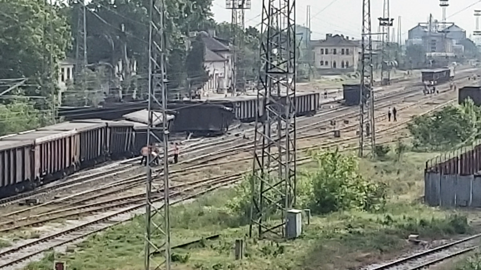 Влак дерайлира край Нова Загора