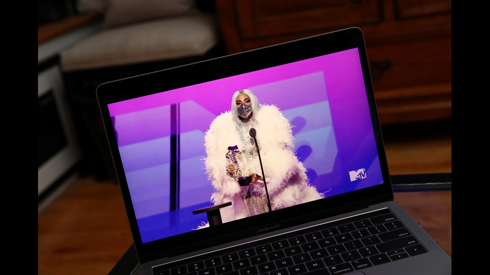 Лейди Гага със завидна колекция от маски на наградите на MTV