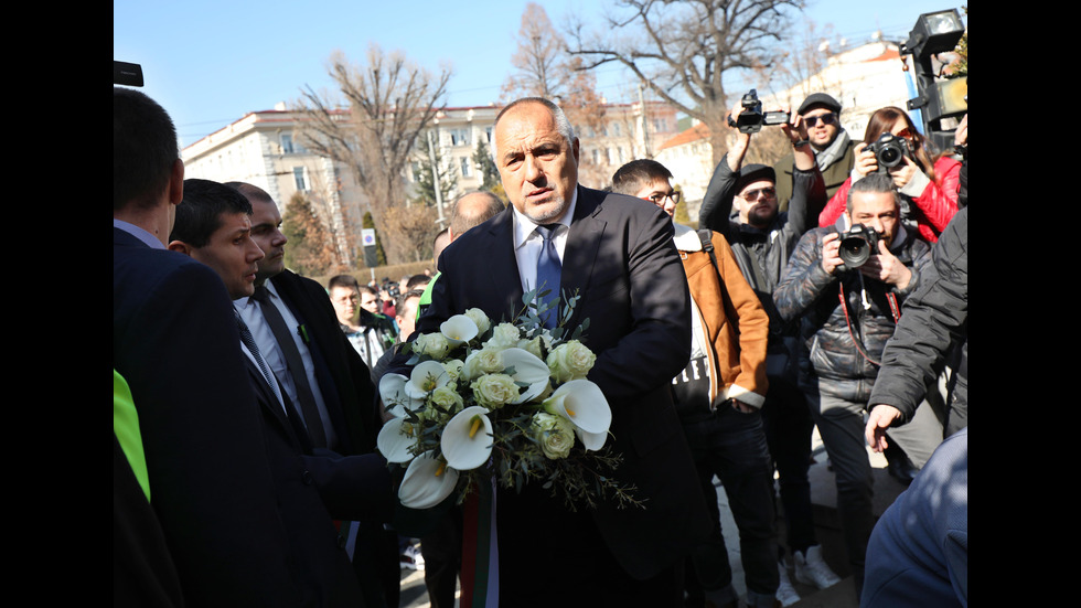 Борисов, Каракачанов и Сидеров поднасят цветя пред паметника на Левски