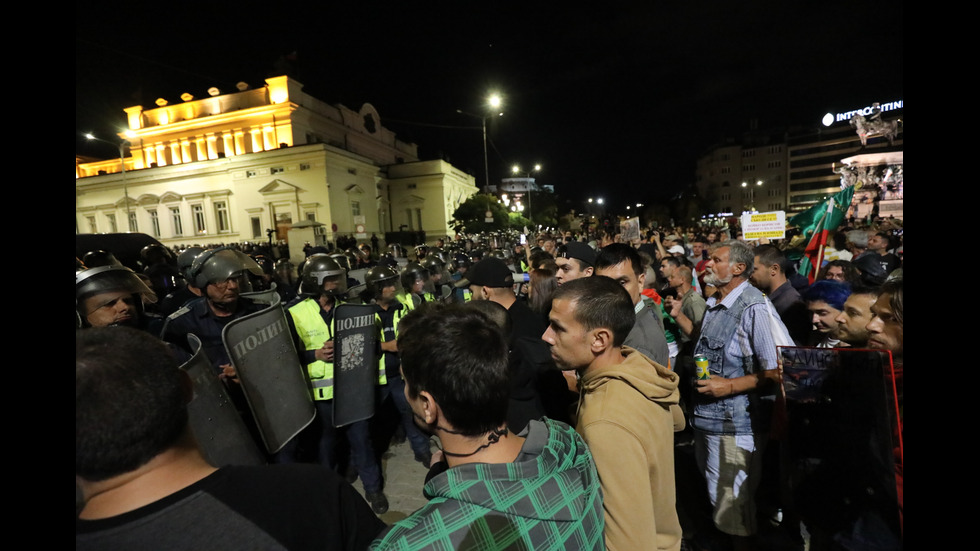 Бомбички, бутилки и павета полетяха към полицаите на протеста в София