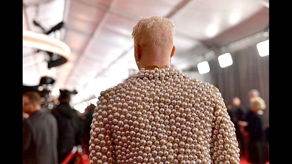 Стил и сексапил завладяха червения килим на наградите „Грами”