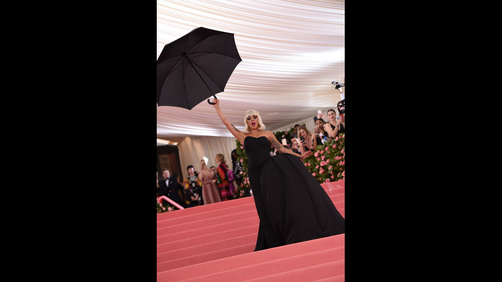 ИЗНЕНАДИ НА ЧЕРВЕНИЯ КИЛИМ: Звездите, трансформирали тоалетите си пред публиката