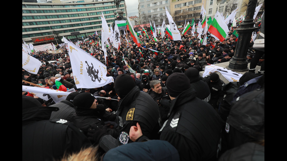 "Възраждане" организира протест срещу зеления сертификат, докараха водно оръдие пред НС