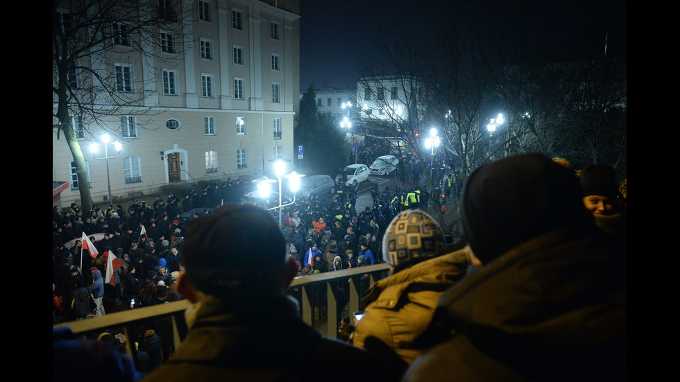 Парламентарна криза и масови протести в Полша