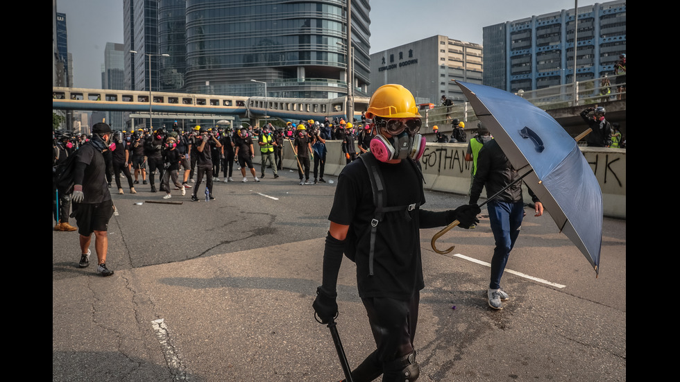 Отново сблъсъци между протестиращи и полиция в Хонконг