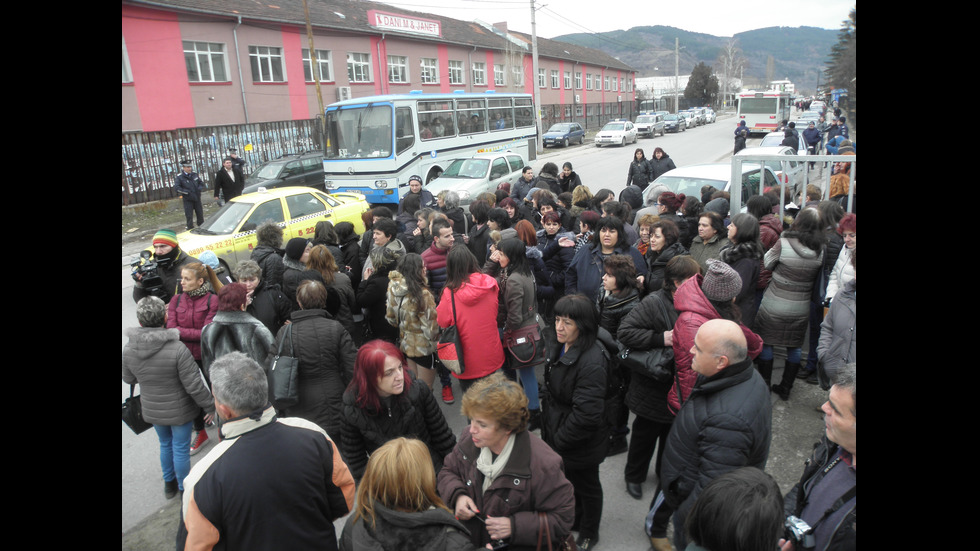 Над 100 шивачки на протест в Дупница
