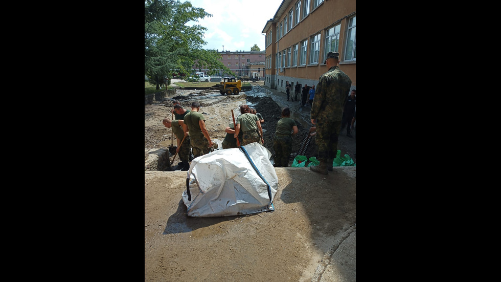 Военните се включиха в отводняването на сгради след пороя в Карлово и Сопот