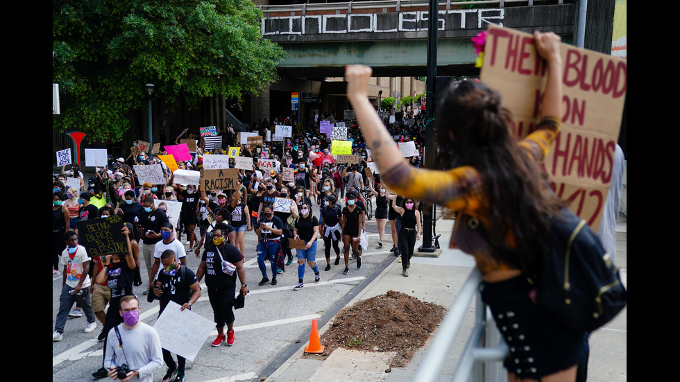 Демонстранти нападнаха и централата на Си Ен Ен в Атланта